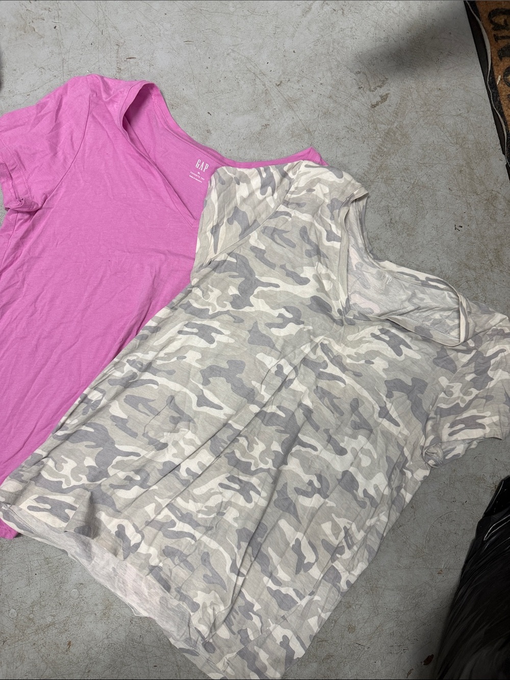 (2) GAP Women's V-Neck Short Sleeve Top โFavorite Tโ Size XL Pink & Camo Shirts
